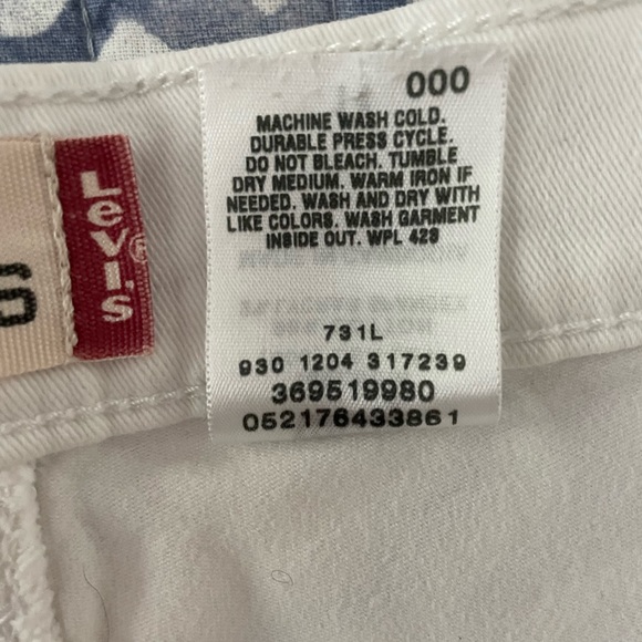 White Levi’s jean shorts, size 14. - Picture 4 of 5